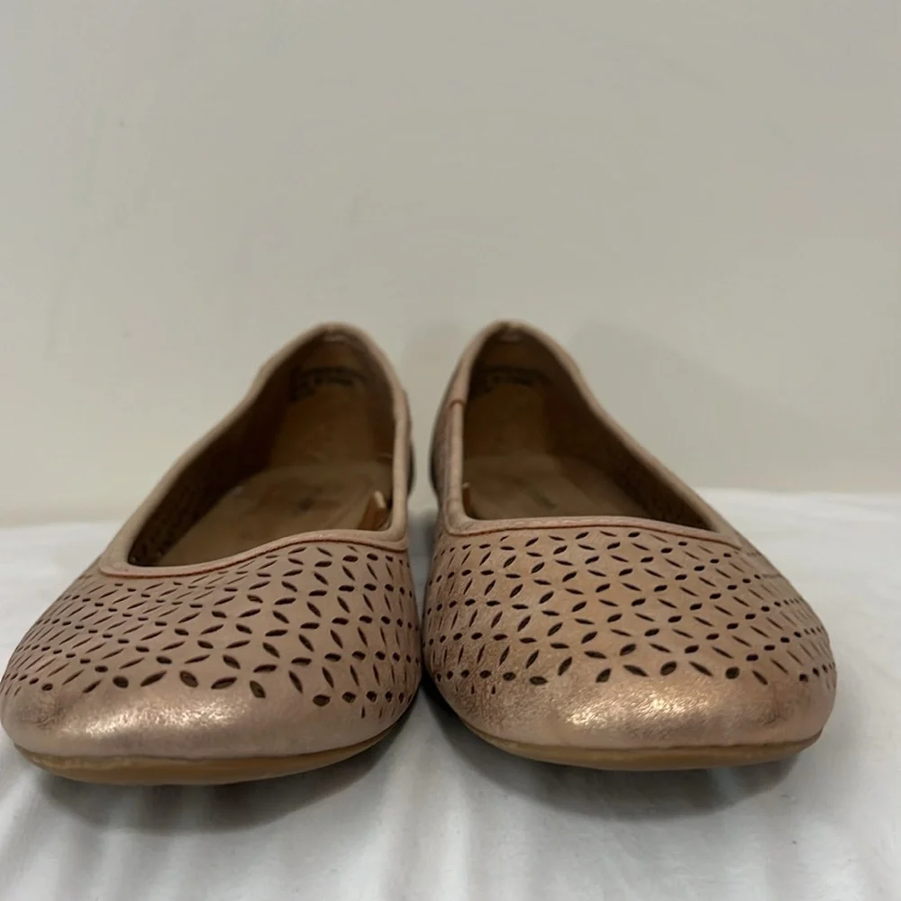 White mountain rose gold cut out detail flat in size 9